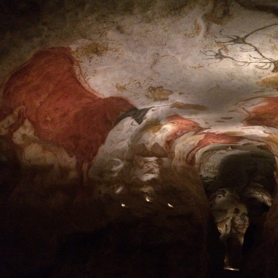 Lascaux Cave 4 – Architectural lighting of the facsimile